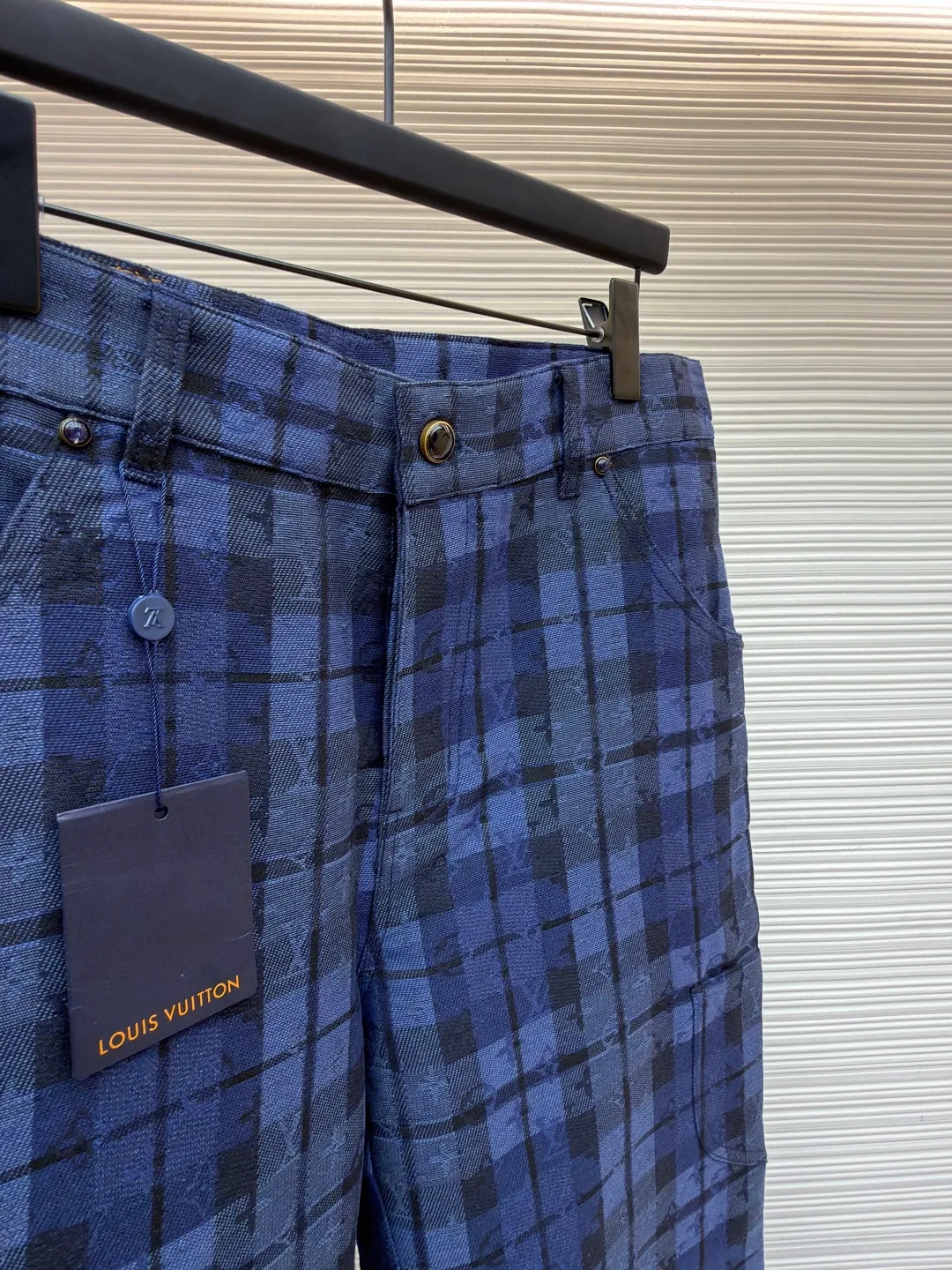 LOUIS VUITTON plaid denim work trousers ●Original version: Purchased and developed for 15950 ●Item number: 1682081-B10 ●Material: cotton fabric ●Technology: jacquard production ●Color: blue ●Version: fitted version ●Weight: about 595 grams ●Size: S-M-L-XL ●Description: This style of denim trousers uses dark and light tones to highlight Monogram and the elegant touches of plaid jacquard. Interior and exterior chest pockets add a touch of style, and an embossed leather label sits at the back. Regular fit 85% cotton, 15% polyester, logo jacquard, pearlescent buttons, thigh patch pockets, back panel pockets, side pockets, rear logo patch. The overall wiring is straight and delicate, the fabric is comfortable and soft, and the color is consistent without color difference. It can be matched with the same style to create a fashionable look and control various occasions. Customized accessories, complete with three standards, same style for men and women!